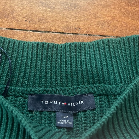 Tommy Hillfiger green cable knit sweater and Decree light crop sweater - Picture 3 of 9